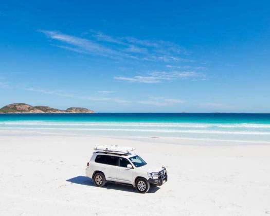 Lucky-Bay-4WD-on-beach-Xplore Eyre Tours